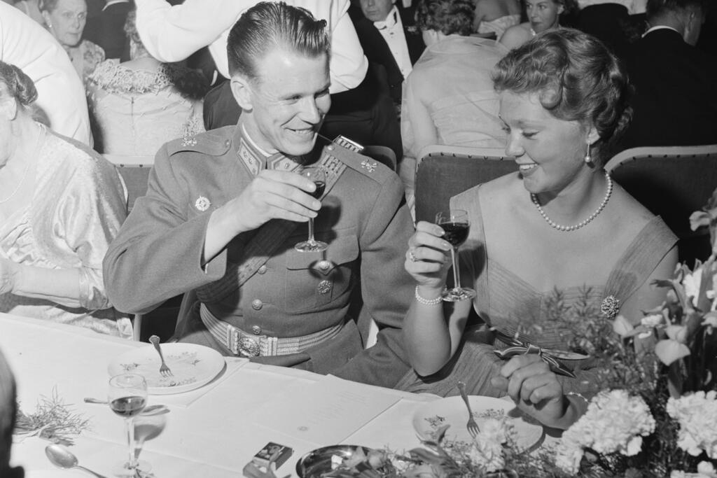 Ravintola Kalastajatorpassa pidettiin missikilpailuja, muotinäytöksiä, konsertteja ja monenlaisia seurapiiritapahtumia etenkin 1950- ja 1960-luvuilla. Ruotsin prinsessa Sibylla ja hänen tyttärensä, prinsessat Desiré ja Birgitta osallistuivat Autoklubin järjestämille illallisille ravintola Kalastajatorpassa 9.6.1955. Kuvassa maljaa nostaa prinsessa Birgitta. Hänen veljensä, prinssi Carl Gustav oli tuolloin 11-vuotias ja sai jäädä kotiin. Kuvaaja: Helsingin kaupunginmuseo / Volker von Bonin