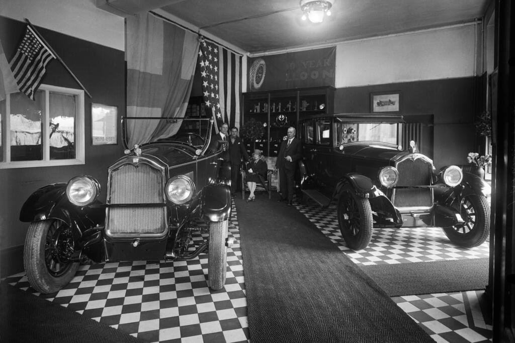 På adressen Centralgatan 8 låg bilhandeln Finska Auto Ab. Företaget importerade bilmärken från General Motors, såsom Buick, Oldsmobile och Cadillac. Foto: Helsingfors stadsmuseum / Eric Sundström