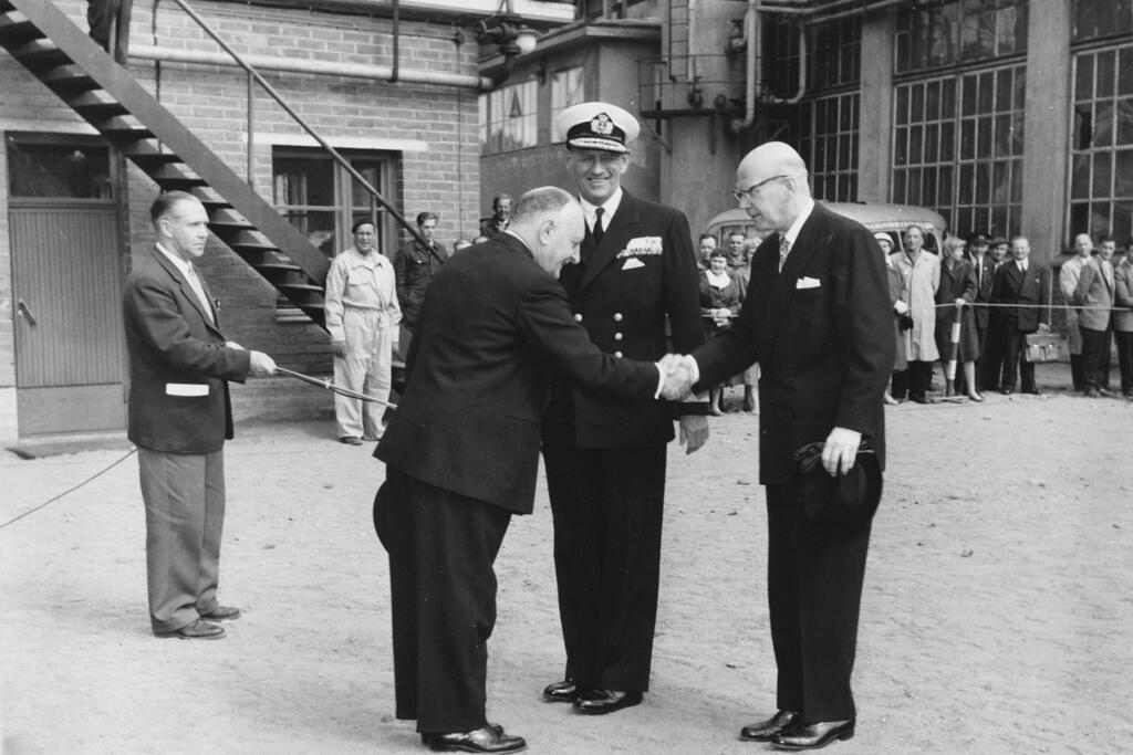 Sandvikens varv kunde med fördel visas upp vid statsbesök. På bilden hälsar bergsrådet Wilhelm Wahlforss kung Frederik av Danmark och president Kekkonen välkomna till Sandvikens varv 12.8.1958. Foto: Museiverket / Finlandia Pictorial