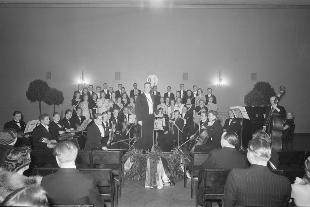 Tavastlands nations kör och orkester på 10-årsjubileumskonserten i Hämäläisten talo.
Hämäläis-Osakunnan laulajat är Finlands äldsta akademiska blandade kör.  År 1939 hölls en 10-årsjubileumskonsert i nationens eget hus.
 Foto: Museiverket / Aarne Pietinen