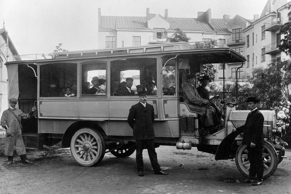 Tällä linja-autolla liikennöitiin Töölön Ruusulan ja Haagan huvilayhdyskunnan välillä vuonna 1907. Kuvaaja: Helsingin kaupunginmuseo / Atelier Grape