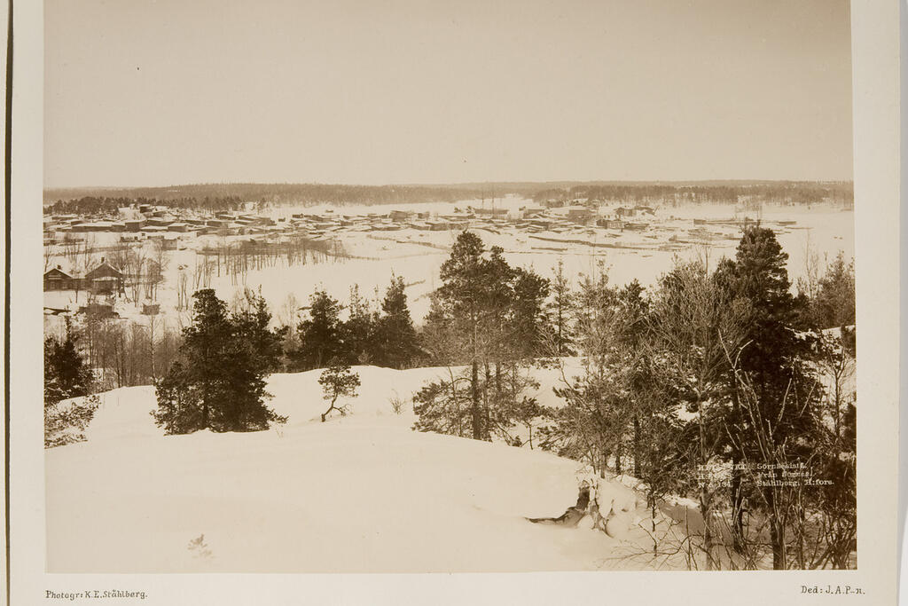 Sörnäs präglades på 1890-talet av klippor och skog, och dess bosättning bestod av låga mer eller mindre tillfälliga trähus. Foto: Museiverket / K. E. Ståhlberg