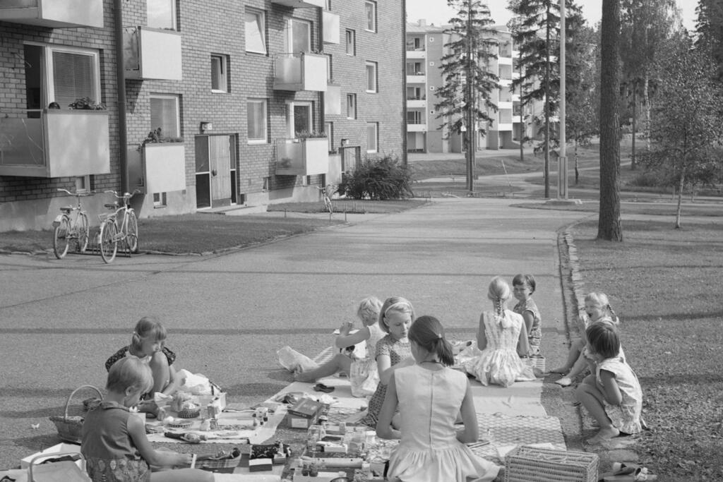 Lapset leikkivät Munkkivuoressa 1960-luvulla Teljäntie 7:n pihalla. Talossa asui siihen aikaan Keskon työntekijöiden perheitä.  Kuvaaja: Museovirasto / Teuvo Kanerva