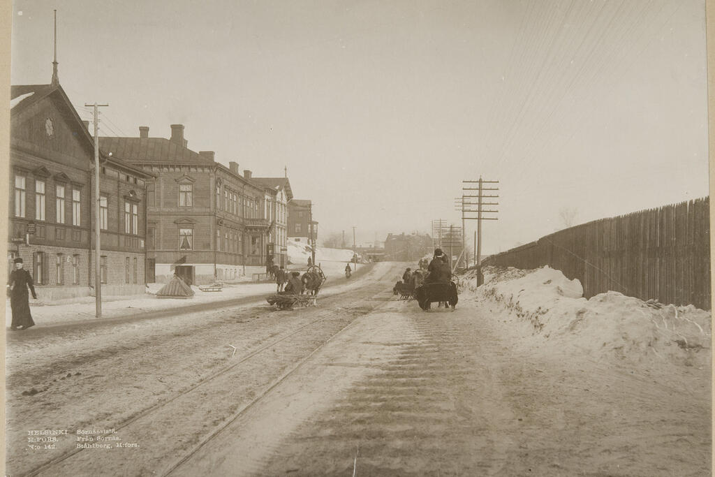 Östra Chaussén (nuvarande Tavastvägen). Till vänster syns Fjärde Linjen och Femte Linjen. I bakgrunden vid det höga trähuset är hörnet av Femte Linjen. Foto: Museiverket / K. E. Ståhlberg