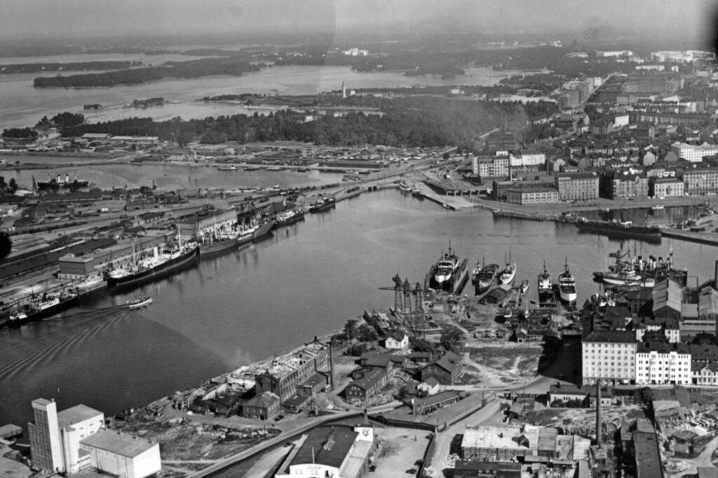 Arbetet med att bygga Västra hamnen påbörjades år 1913. Hamnens kapacitet ökades genom muddring av havsbotten och genom att fylla ut öar för att ansluta dem till fastlandet. Foto: Helsingfors stadsmuseum