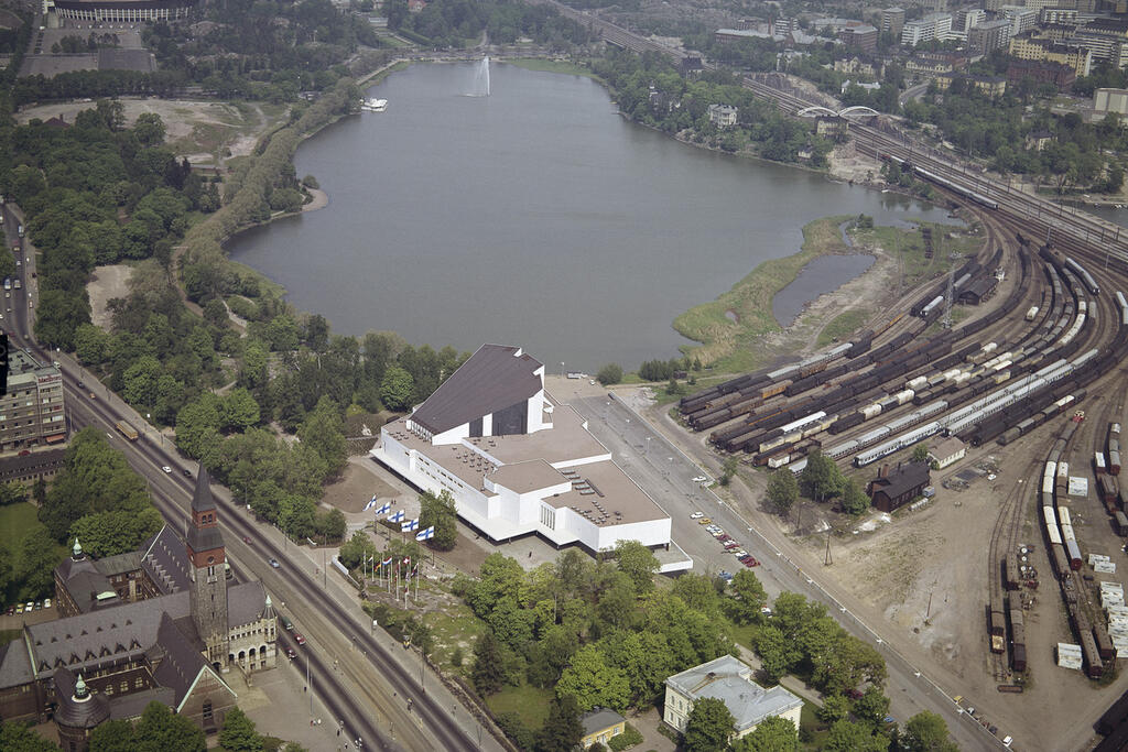 Alvar Aallon suunnittelema Finlandia-talo valmistui vuonna 1971. Sitä laajennettiin vuonna 1975 kongressisiivellä, jota tässä kuvassa ei vielä ole. Kuvaaja: Helsingin kaupunginmuseo / Sky-Foto Möller