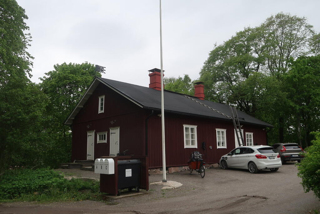 Byggnaden som kallas Spaaks hus vid Gammelstadens Klockberget och vid sidan av Forsbypvägen är en av Helsingfors äldsta byggnader. Namnet på byggnaden härstammar från konstapel Karl Spaak (1862–1942), som bodde i huset med sin familj i slutet av 1800-talet, möjligen även i början av 1900-talet. Ursprungligen fungerade byggnaden som en drängstuga som tillhörde Forsby gård. På Spaaks hus gård fanns ursprungligen också en ganska stor gårdsbyggnad, som förstördes i en brand år 2003. Foto: Helsingfors stadsmuseum