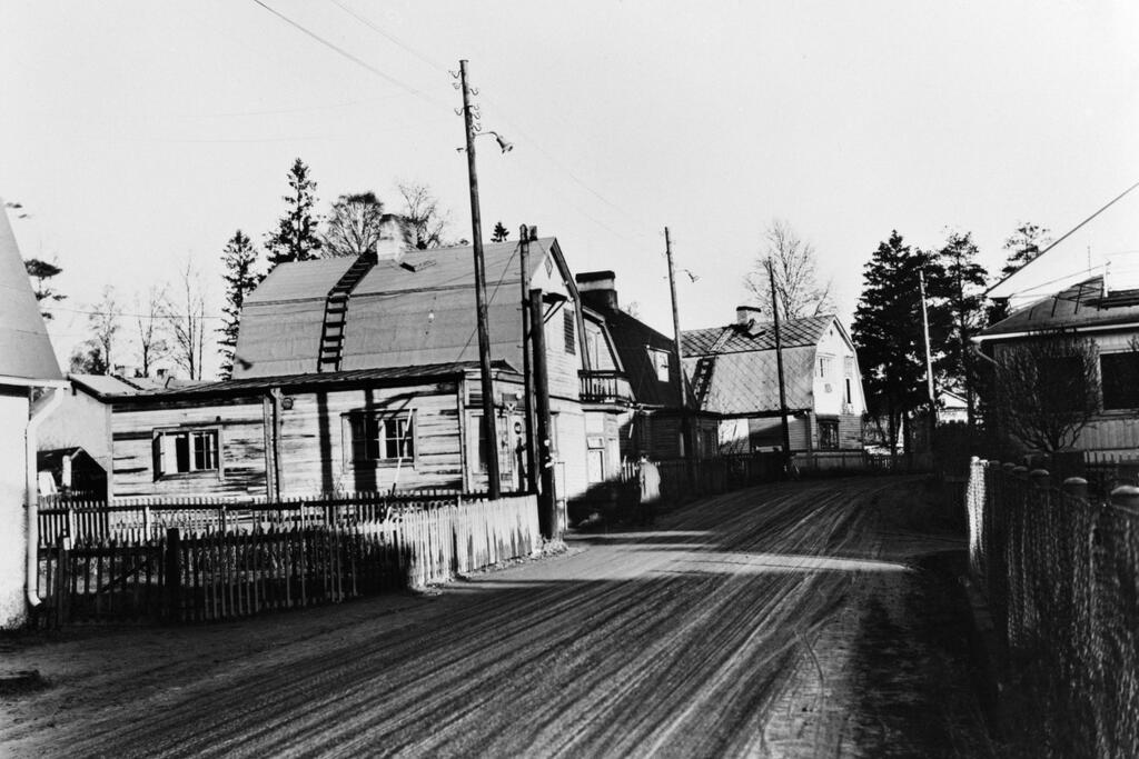 Viertolantien alkupään ilme oli ränsistynyt 1950-luvulla. Kuvaaja: Helsingin kaupunginmuseo / Eino Leino