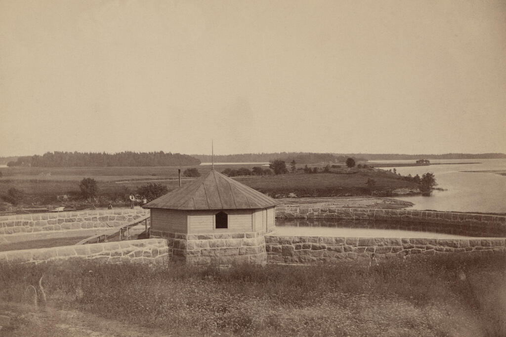 Vattenverkets äldsta, öppna sandfilterbassänger på Broholmen (numera Kungsgårdsholmen) i Gammelstaden i slutet av 1800-talet.  Foto: Helsingfors stadsmuseum / Okänd fotograf