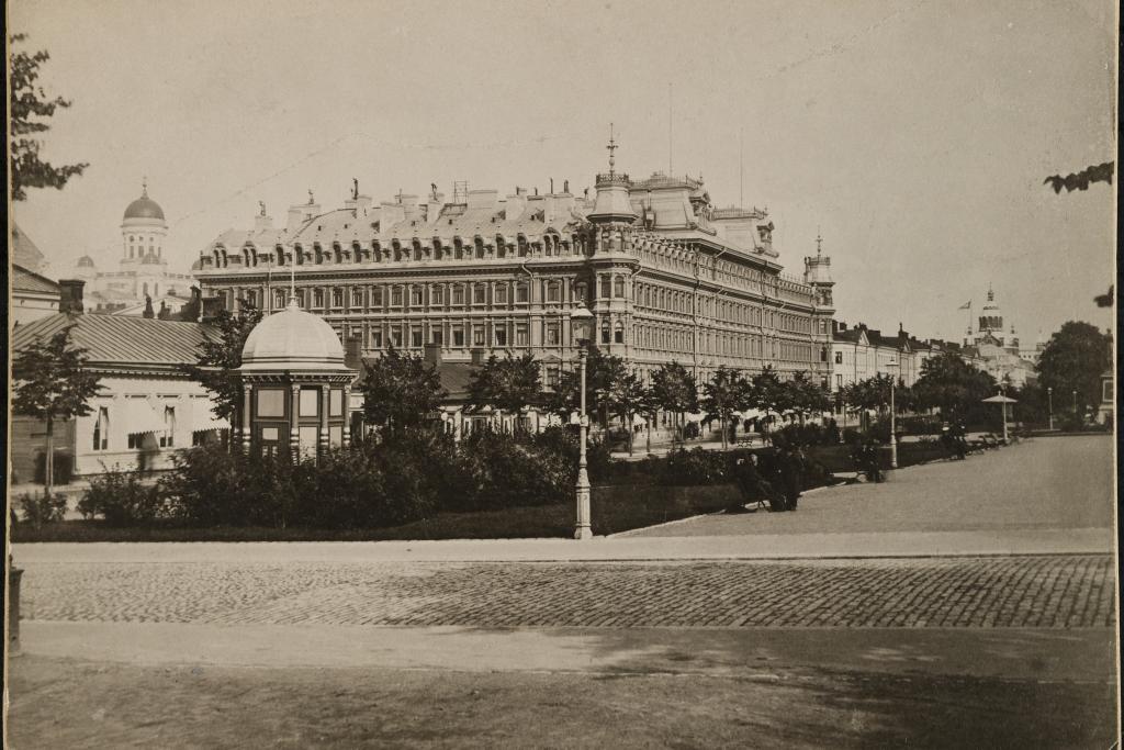 Grönqvistska palatset vid Norra Esplanaden 25–27 fotograferat 1885. Foto: Museiverket / K.E. Ståhlberg