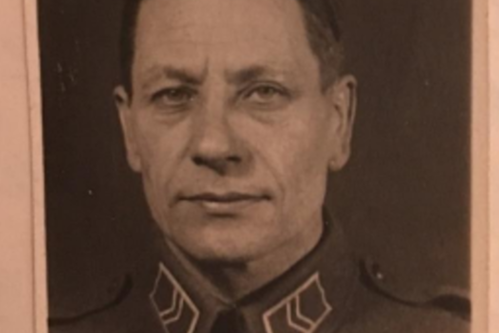 Gunnar Sundgren lähetettiin Laatokan pohjoispuolelle 5. viestipataljoonaan moottoripyörälähetiksi. Sen jälkeen hän palveli majuri Sepperin autonkuljettajana ja yleni alikersantiksi. Hänet kotiutettiin toukokuussa 1941. Sodan aikana hänen poikansa osallistui suojeluskuntatoimintaan ja oli välillä maaseudulla, jossa hänen piti auttaa tilan töissä. Kuvaaja: Tuntematon / Eva Sundgren
