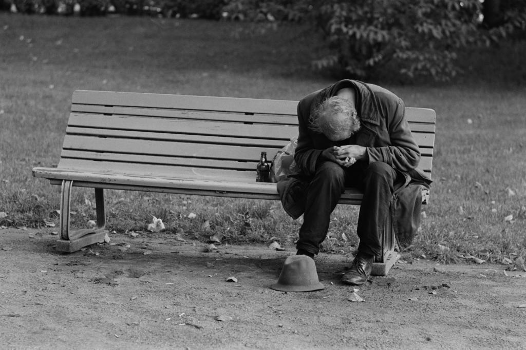 Parker och andra offentliga rum var de bostadslösas enda vardagsrum. En trött vandrare i Fölskvären någon gång år 1970.  Foto: Helsingfors stadsmuseum / Eeva Rista