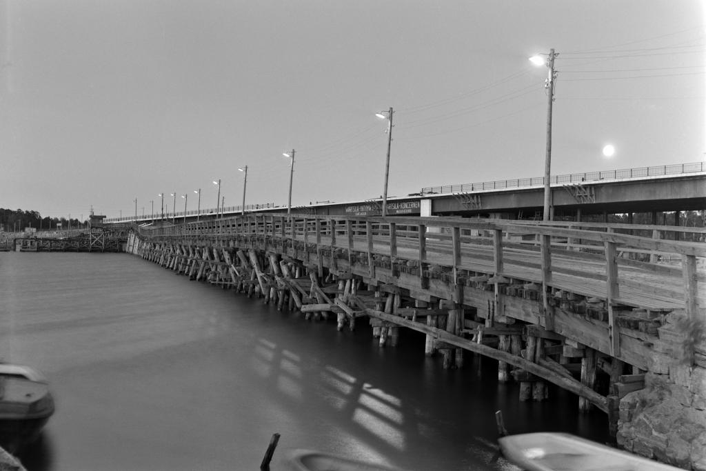 Kulosaaren sillat vuonna 1957. Etualalla vanha puusilta, takana uusi, vielä rakenteilla oleva betonisilta. Kuvaaja: Kienanen / Helsingin kaupunginmuseo