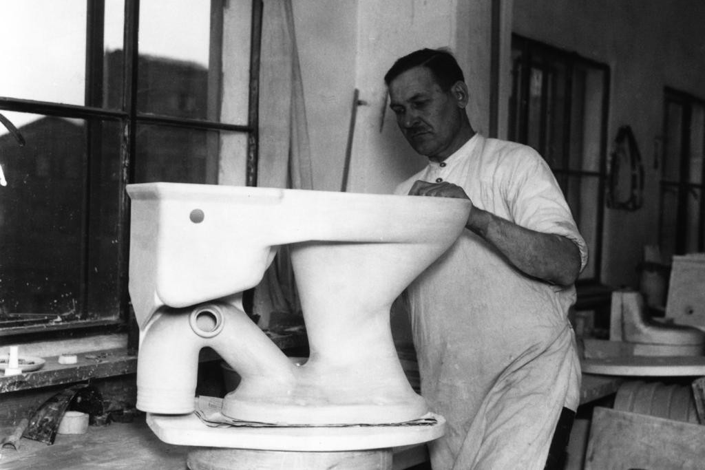 WC-istuinta muotoillaan Arabian tehtaalla vuonna 1929. Kuvaaja: Foto Roos / Helsingin kaupunginmuseo