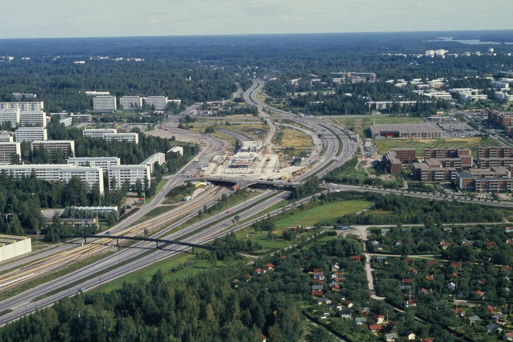 Östra centrum håller på att byggas i slutet av 70-talet. Till höger nya våningshus för boende.  Foto: Helsingfors stadsmuseum / Okänd fotograf