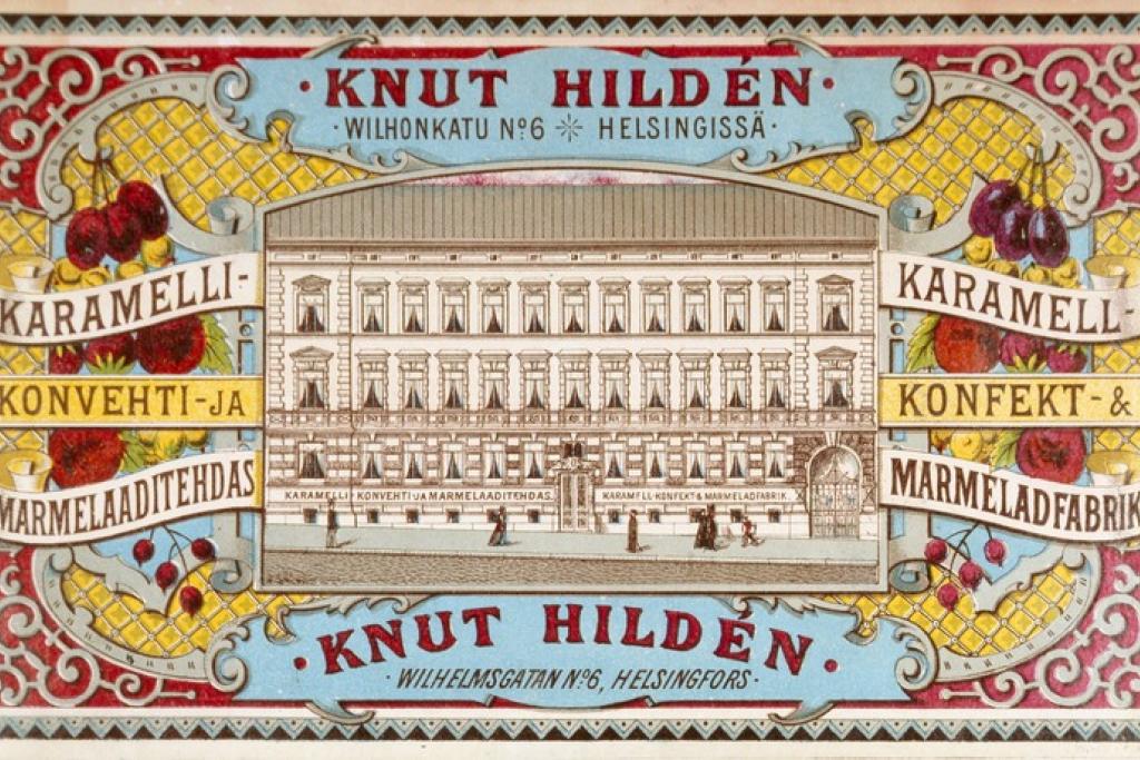 Reklam för Knut Hildens karamellfabrik på 1890-talet. Fabriken låg på Vilhelmsgatan i Gloet och byggnadens fasad har närapå behållit sitt ursprungliga utseende fram till i dag.  Foto: Helsingfors stadsmuseum