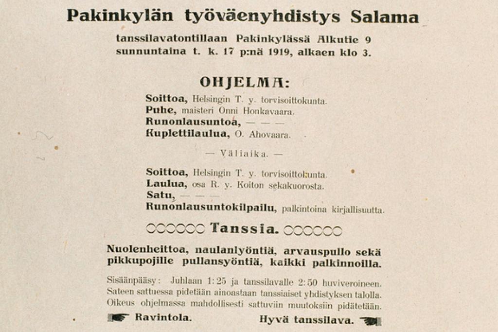 Programmet för arbetarföreningen Salamas skördefest år 1919. Till en början hade Salama verkat i en ria på dåvarande Alkuvägen 9. Den rustades genom frivilligarbete (’talko’) till vad man kallade Torppa [torpet]. Då Torppa år 1914 brann ner i en eldsvåda byggdes en dansbana i stället.  Foto: Helsingfors stadsmuseum / Esko Toivari