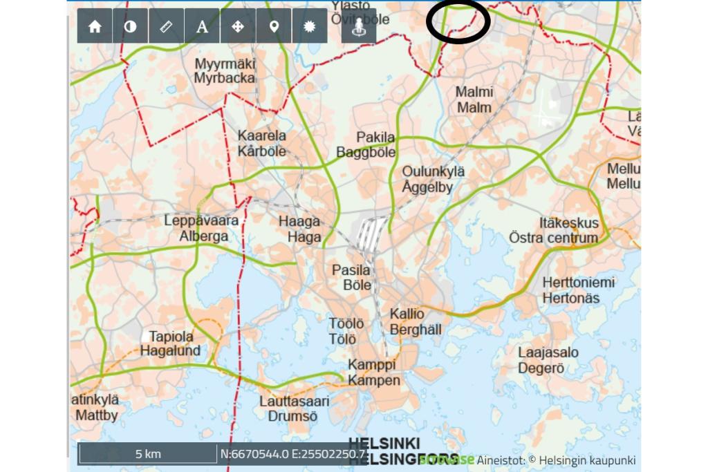 Kartta Helsingistä, josta näkee kuinka keskusta sijaitsee niemellä kahden lahden välissä.