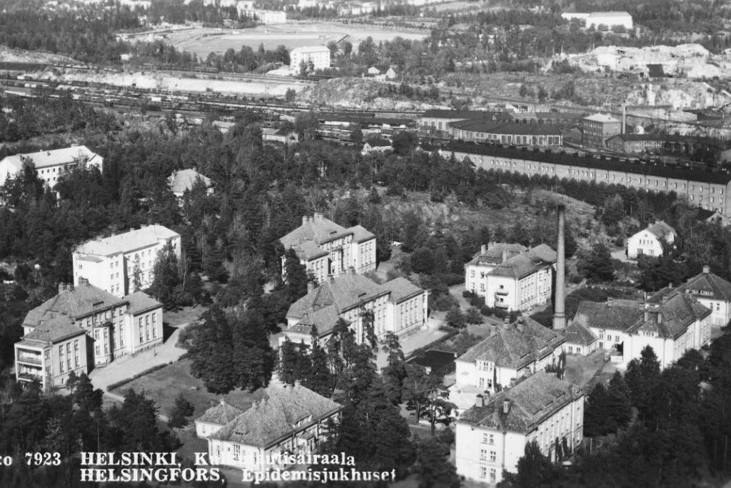 Helsingin kulkutautisairaalan, nykyisen Auroran sairaalan rakennuksia ilmakuvassa vuonna 1950. Kuvaaja: Veljekset Karhumäki / Helsingin kaupunginmuseo