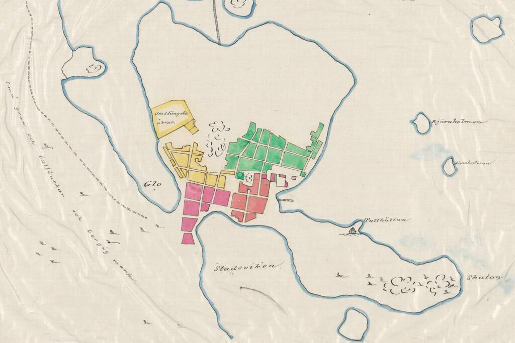 Helsinki vuonna 1696. Kartassa on eroteltu värein neljä kaupunginosaa: punaisella Kalastajanmäki, pinkillä Läntinen tulli, keltaisella Kluuvi ja vihreällä Suo. Nykyinen Kruununhaan alue on vielä rakentamatonta. Kuvaaja: Kansalliskirjasto