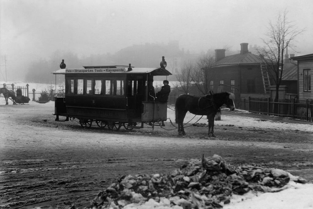 Hästspårvagn på linjen Tölö–Brunnsparken. Vagn nr 5 vid ändhållplatsen i början av Fabriksgatan, 1890-talet. Arbetet var mycket tungt för hästarna i synnerhet på vintern. Foto: Helsingfors stadsmuseum