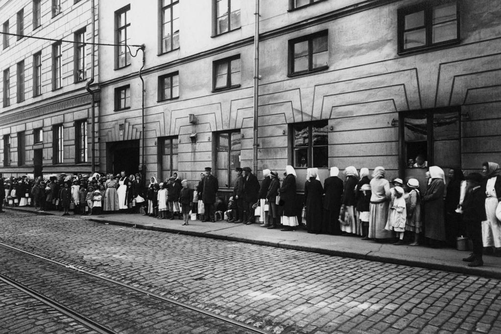 Barn och kvinnor köar för köpkort 1917. Foto: Helsingfors stadsmuseum / Okänd fotograf