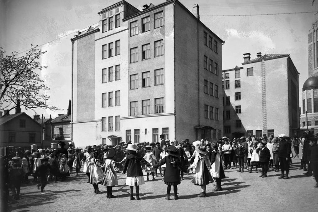 I början av 1900-talet var Berghäll fullt av barn. Rastgården vid Berghälls folkskola på 1910-talet.   Foto: Helsingfors stadsmuseum / Okänd fotograf