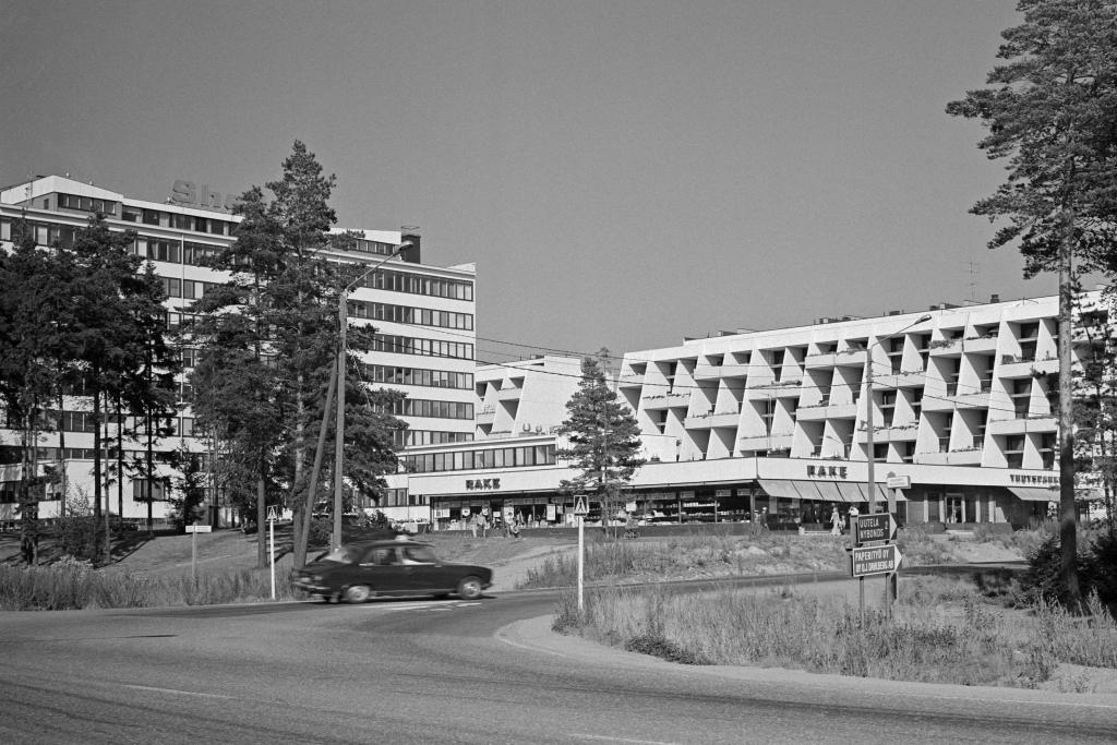 Korsningen mellan Kallviksvägen och Nordsjövägen 1974. Framför den ligger köpcentret Rake, som nu har rivits. Till höger ett terrasshus som planerats av Touko Neronen.  Foto: Helsingfors stadsmuseum / Laszlo Lelkes