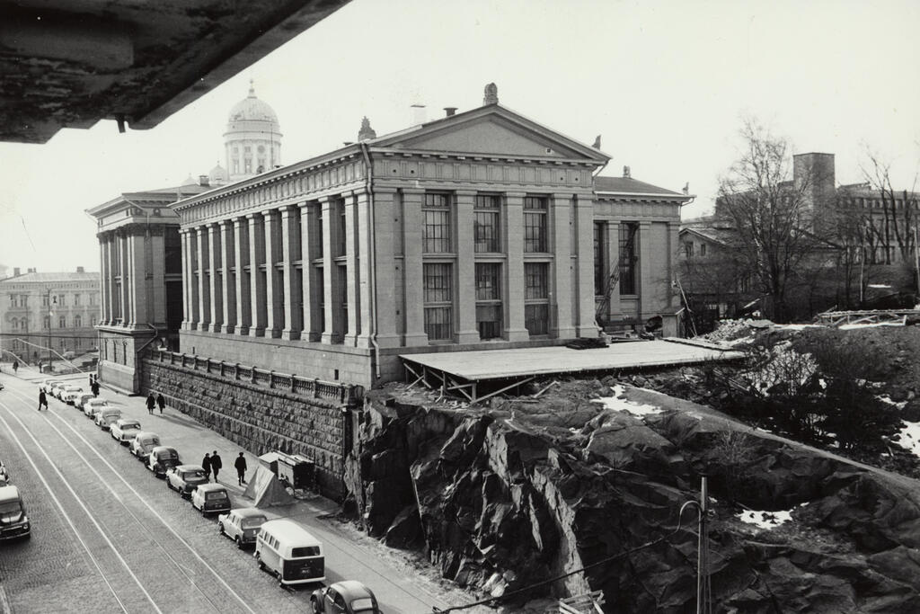 Kansallisarkisto Snellmaninkadun puolelta vuonna 1968 uusimman rakennusosan rakennustöiden alkaessa. Kuvaaja: Kansallisarkisto