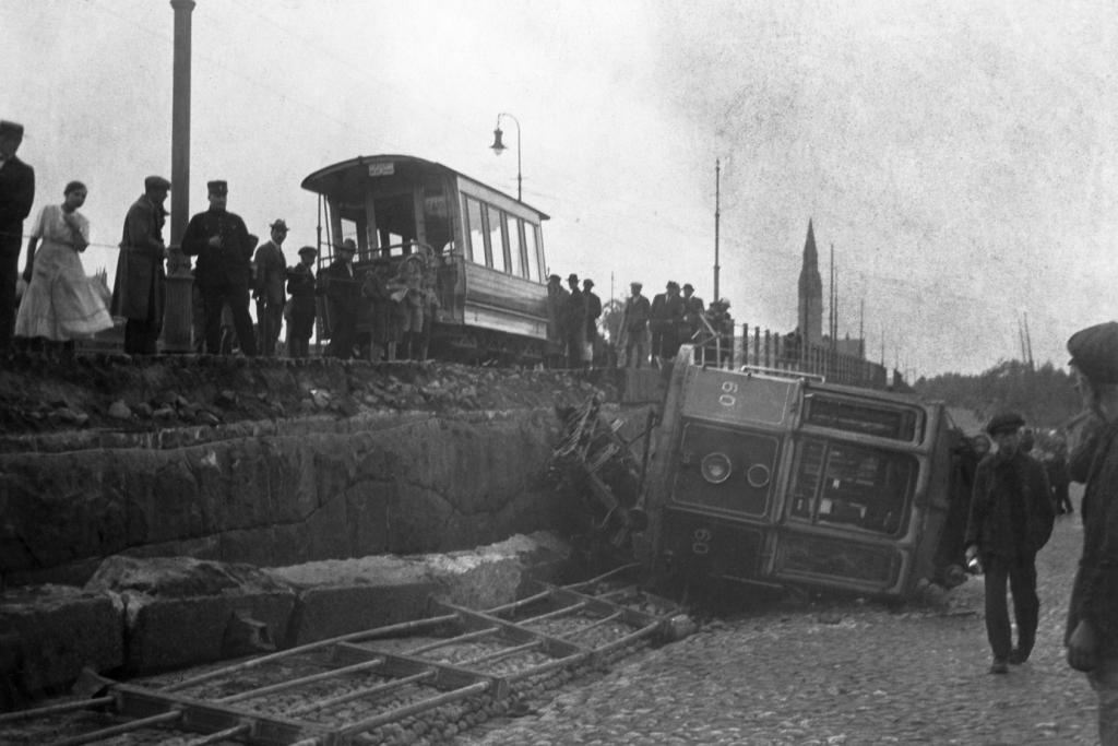 Spårvagn som spårat ur och vält ner från nuvarande Mannerheimvägen 12.8.1920  Foto: Helsingfors stadsmuseum / Okänd fotograf