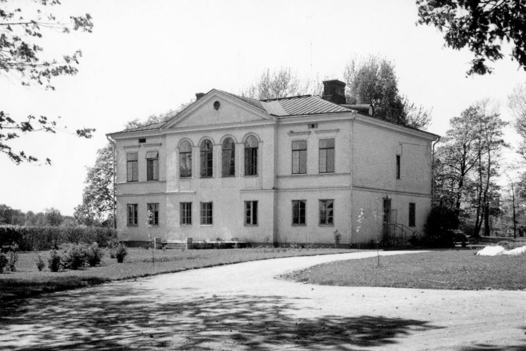 Kumpulan kartanon päärakennus vuonna 1955. Kuvaaja: Constantin Grünberg / Helsingin kaupunginmuseo