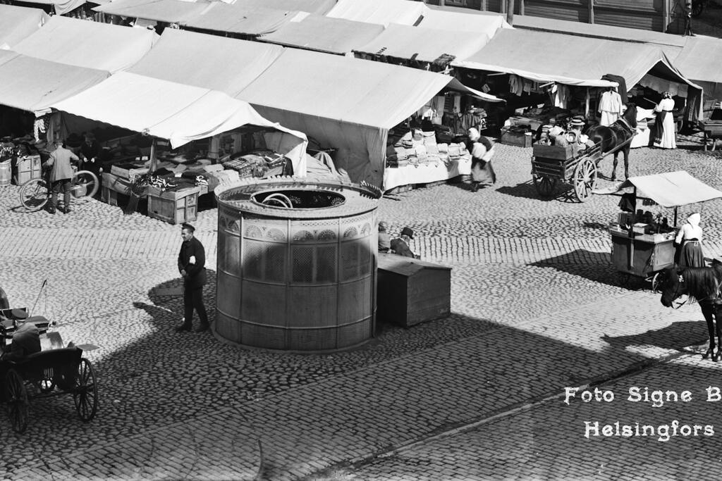 Pisoaareja pystytettiin kaupunkielämän keskeisille paikoille. Rautatientorille hankittiin uusi suuri pisoaari vuonna 1898. Osasuurennos alkuperäisestä kuvasta.  Kuvaaja: Helsingin kaupunginmuseo / Signe Brander