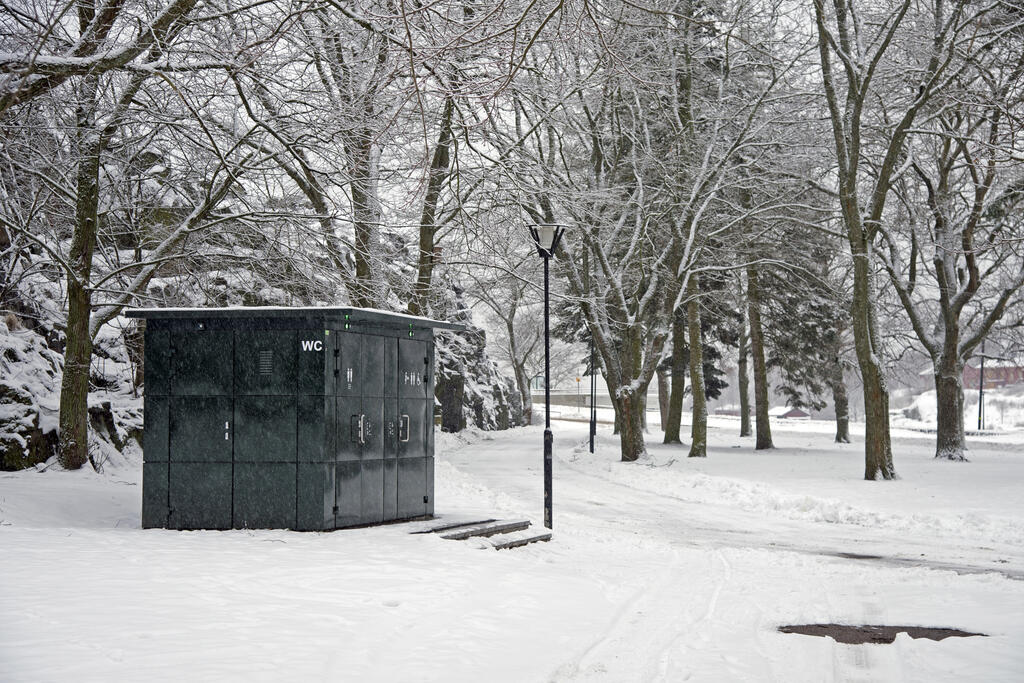 Vihreät vessat ovat monelle nykykaupunkilaiselle tuttu näky. Kuvassa on Kaivopuiston citykäymälä.  Kuvaaja: Helsingin kaupunginmuseo / Pekka Vyhtinen