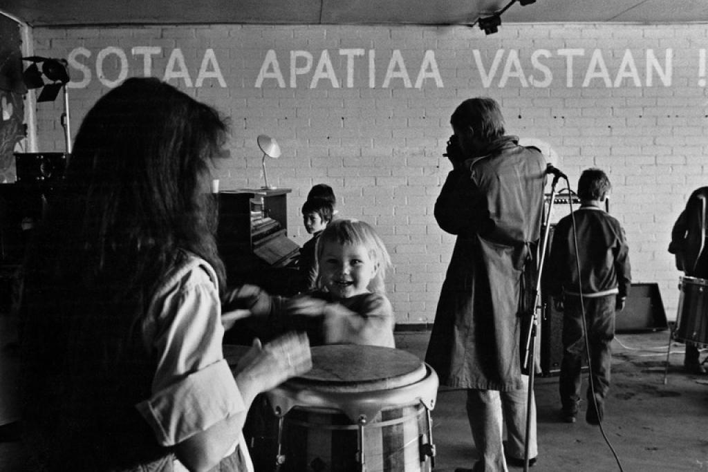 Nuoria muusikoita ELMU:n valtaamassa Lepakkoluolassa. Kuvaaja: Aimo Hyvärinen / Helsingin kaupunginmuseo
