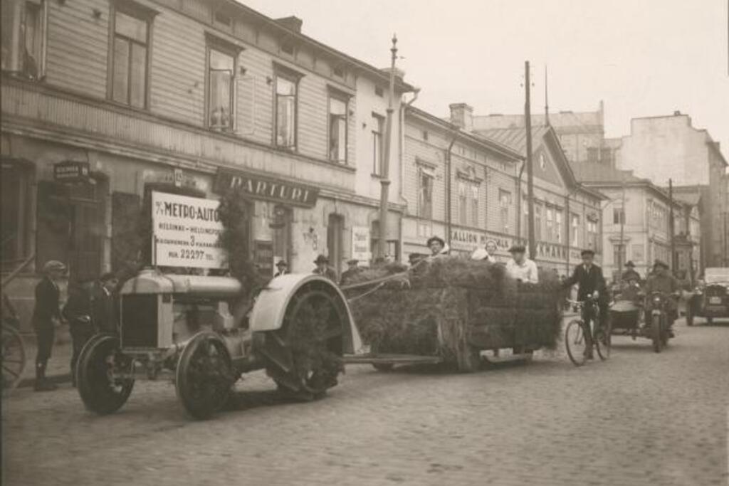 Tässä kuvassa maaseutu ja kaupunki muodostavat kiehtovan kontrastin. Kaupallisuus on aina kuulunut kaupunkitilaan.  Kuvaaja: Työväen arkisto