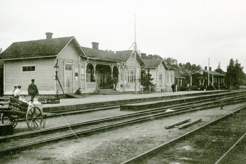 Böles första järnvägsstation, som färdigställdes på 1890-talet. På 1920-talet var den fortfarande känd som Fredriksbergs station efter den intilliggande gården.  Foto: Finlands järnvägsmuseum / Okänd fotograf