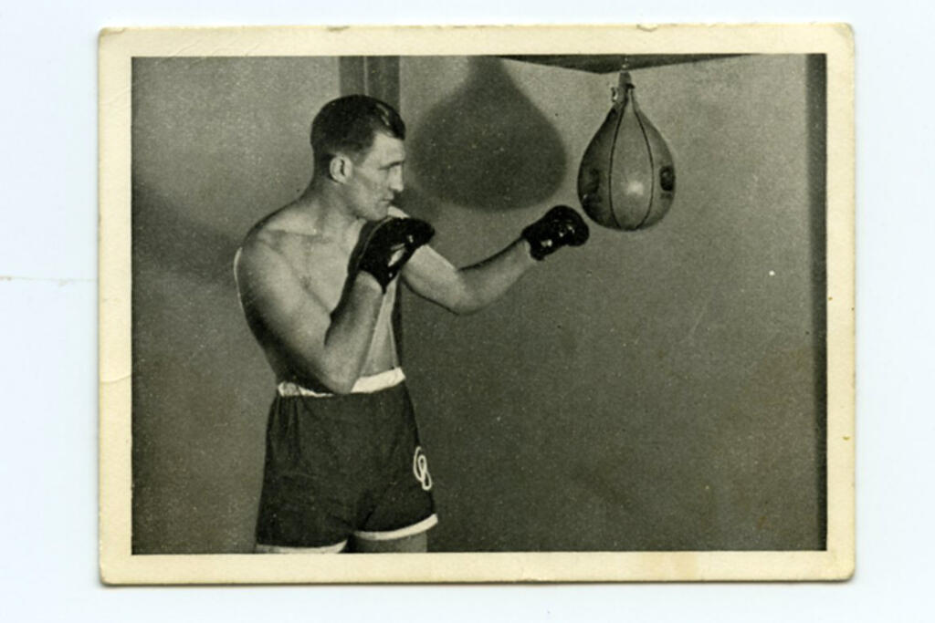 1930-luvun tunnetuimpiin ja suosituimpiin urheilijoihin kuulunut nyrkkeilijä Gunnar Bärlund, GeeBee tai ruotsalaisittain GeBe, aloitti uransa Helsingin Jyryn riveissä. Bärlund voitti ensimmäisenä suomalaisena Euroopan mestaruuden nyrkkeilyssä, mutta hänen ammattilaisuransa Yhdysvalloissa jäi lyhyeksi. Fazerin GeBe-voimasuklaa -keräilykortti 1930-luvulta. Kuvaaja: Urheilumuseo