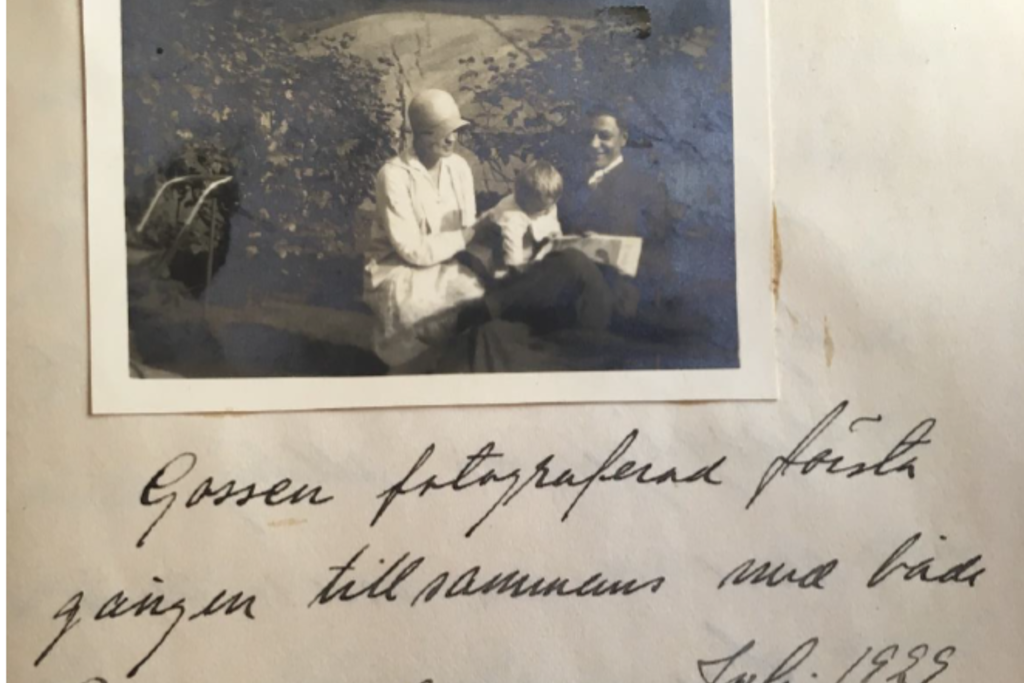 Ensimmäinen kuva pojasta kummankin vanhempansa kanssa otettiin heinäkuussa 1929. Kuvaaja: Gunnar Sundgren / Eva Sundgren