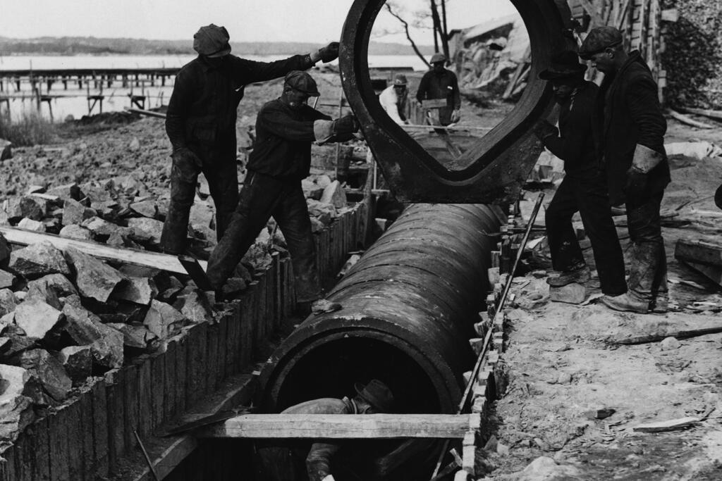 Kokoojaviemäriä rakennetaan Kyläsaareen vuonna 1930. Kuvaaja: Helsingin kaupunginmuseo / Foto Roos 