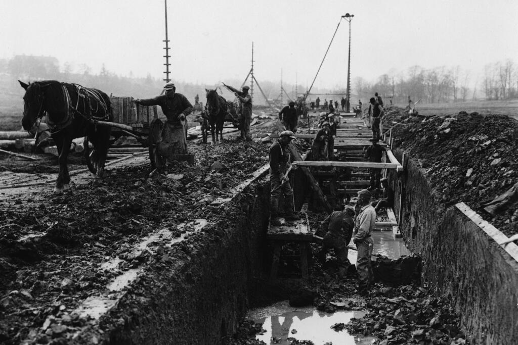 Rakentaminen tapahtui pitkälti lihasvoimalla. Kokoojaviemäriä rakennetaan Vallilaan vuonna 1930. Kuvaaja: Helsingin kaupunginmuseo / Foto Roos 