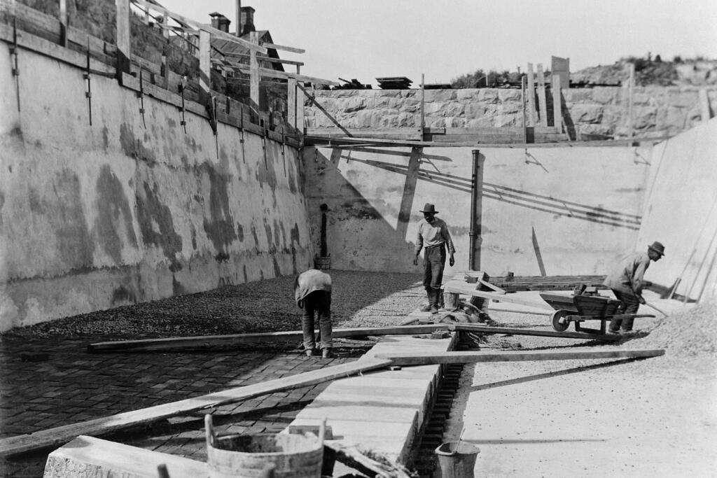 Byggarbetsplatsen för vattenverkets filterbassängbyggnad på Kungsgårdsholmen i Gammelstaden 1895.  Foto: Helsingfors stadsmuseum / Okänd fotograf