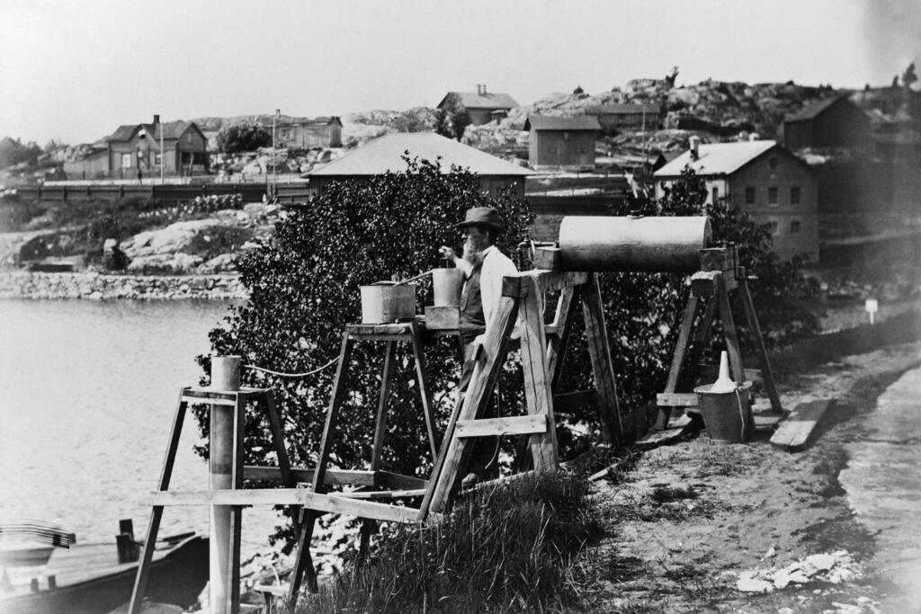 Vattenfiltreringsexperiment i Gammelstaden 1891. Foto: Helsingfors stadsmuseum / Okänd fotograf