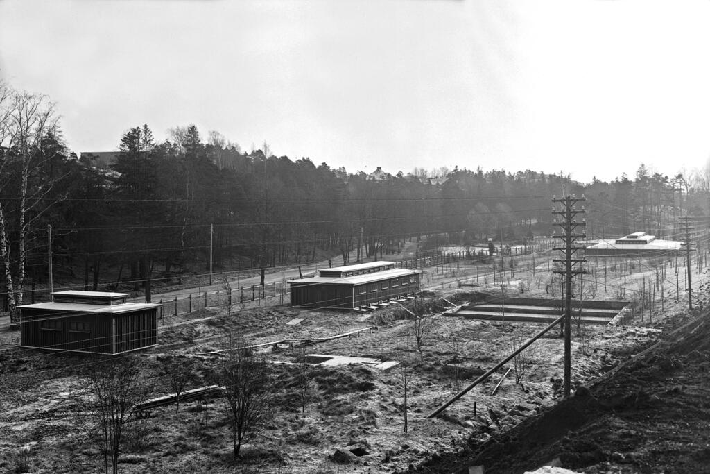 Alppilan jätevedenpuhdistamo oli pieni ja tehoton eikä tuonut olennaista helpotusta Töölönlahden saastumiseen. Kuvaaja: Helsingin kaupunginmuseo / Roos