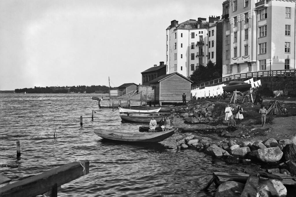 Siltavuorenrannassa oli vuonna 1907 meriuimala ja rantoja käytettiin pyykinpesuun ja -kuivaukseen. Kuvaaja: Helsingin kaupunginmuseo / Signe Brander