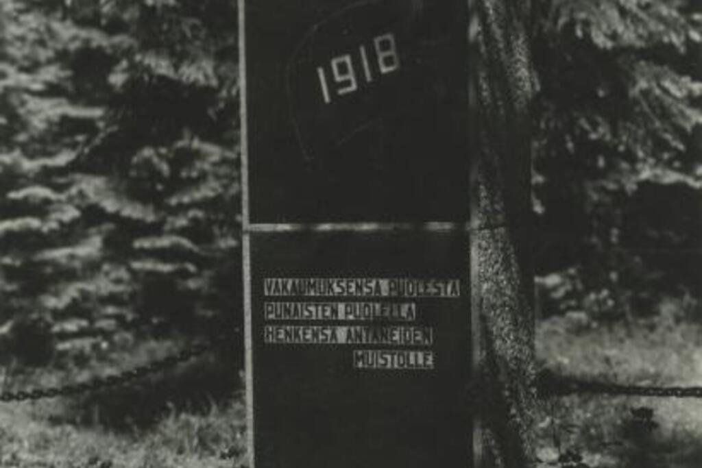 Työväenjärjestöjen varainkeruulla vuonna 1955 pystytetty muistomerkki Suomenlinnan Isosaaressa. Kuvaaja: Työväen Arkisto