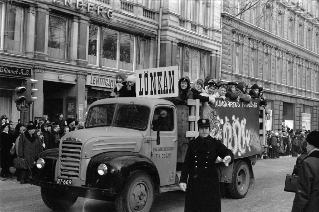 Sista skoldagen, ”penkis” i Lönkan 17.2.1964. Lastbilsflak med abiturienter på Esplanaden. Foto: SLS