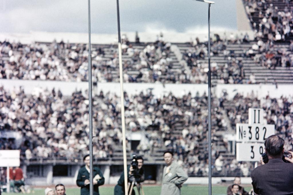 The pole vaulting competition underway at the Olympic Stadium. Photo: Helsinki City Museum / Olympia-kuva oy 