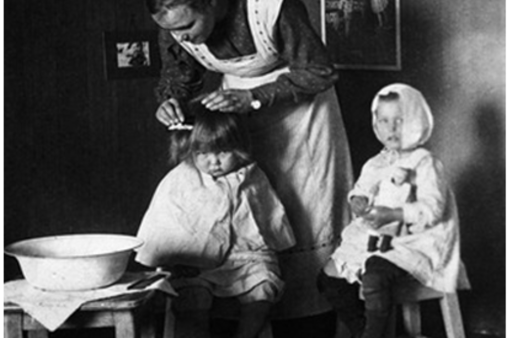 Att leta efter löss var förr en viktig rutin i skolor och daghem. Foto: Helsingfors stadsmuseum