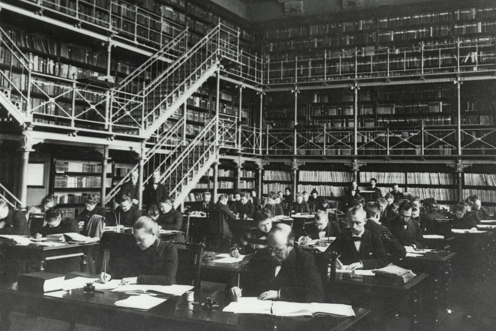 Silloisen Suomen Valtionarkiston tutkijasali Rauhankadulla helmikuussa 1901. 43 vapaaehtoista oli luetteloimassa ja jäljentämässä Venäjälle siirrettäväksi määrättyjä asiakirjoja. Kuvaaja: Kansallisarkisto