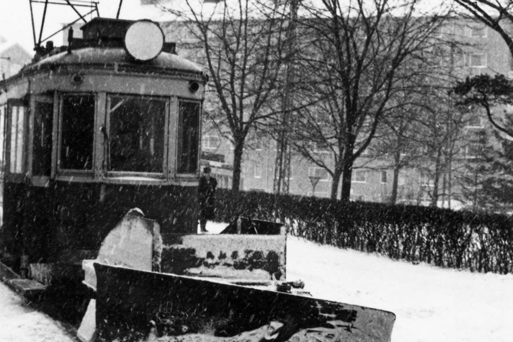 Spårvagnsskenor plogas under Fortsättningskriget (1941-44). Foto: Helsingfors stadsmuseum / Birger Enbom 